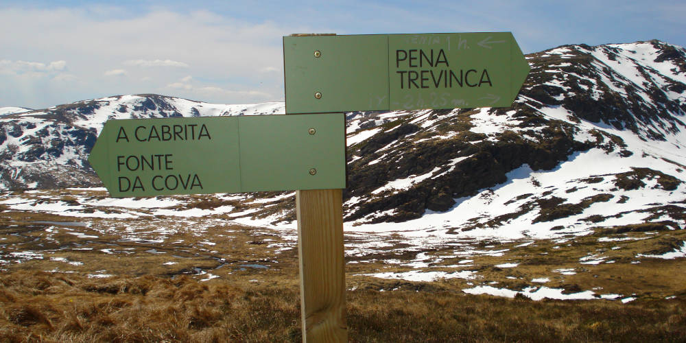 Flechas de una de las rutas de senderismo por los Montes de Trevinca que nos llevan a coronar la cumbre más alta de Galicia