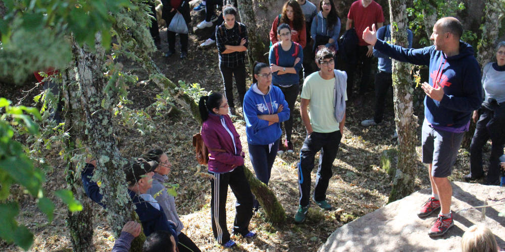 Un grupo de personas escucha las indicaciones de Adolfo Fernández, del Grupo de Estudos de Arqueoloxía, Antigüidade e Territorio (GEAAT) de la Universidade de Vigo, sobre el yacimiento del Castelo de Todea en San Salvador dos Penedos (Allariz)