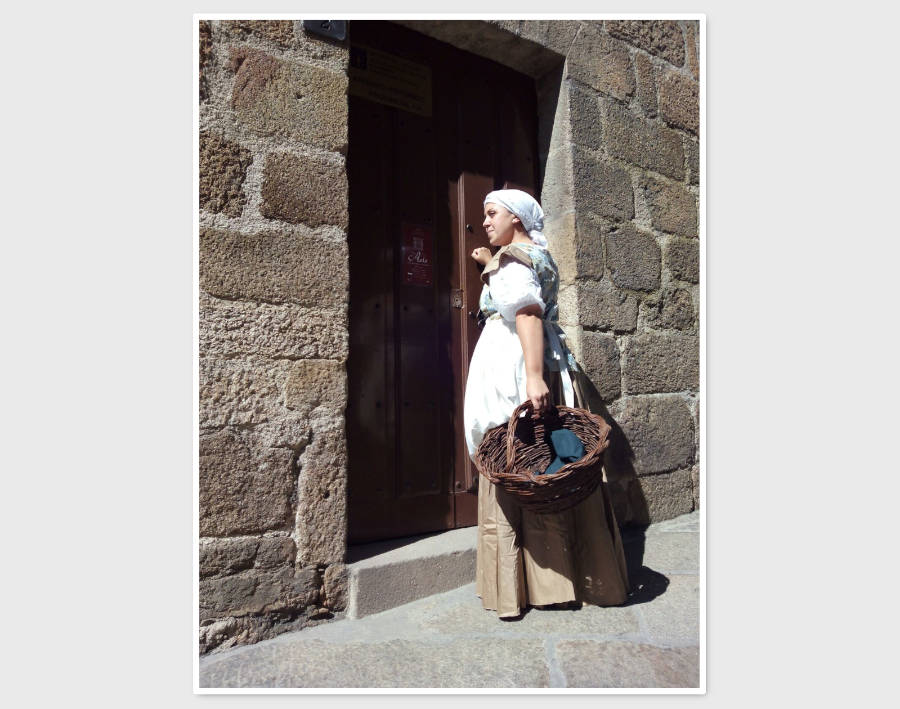 Una lavandera del siglo XIX entra en el Arquivo Provincial de Ourense, en una visita teatralizada realizada por Xeitura